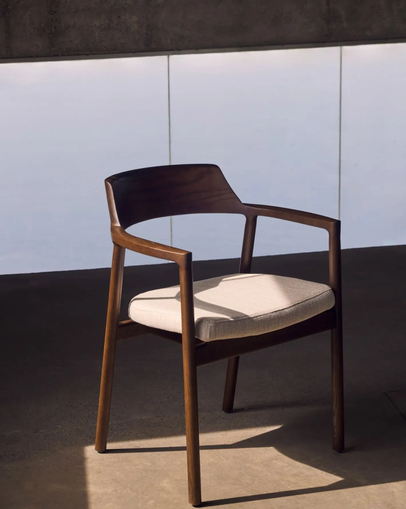New Kave Home Alocs Eetkamerstoel Beige, Walnoot