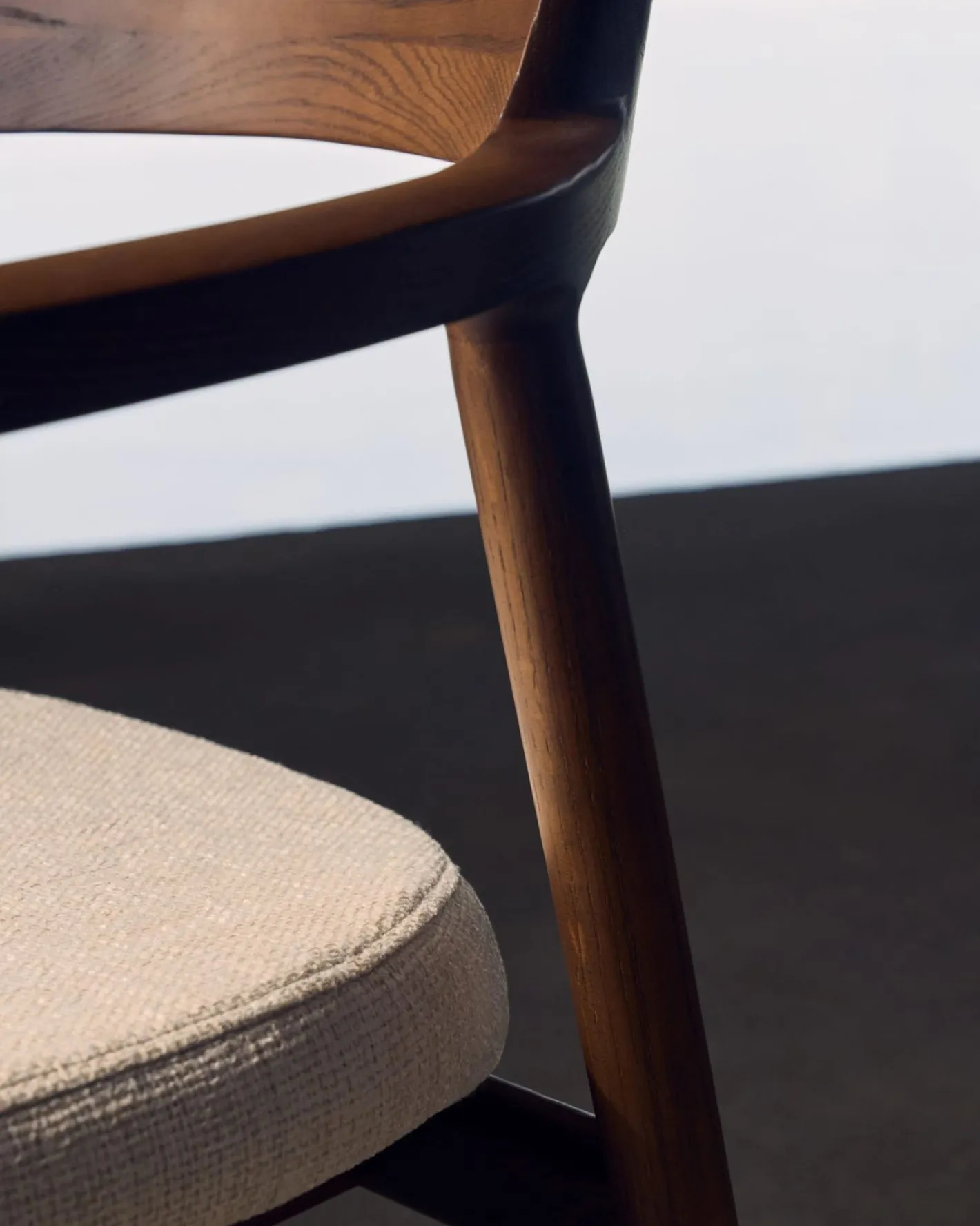 New Kave Home Alocs Eetkamerstoel Beige, Walnoot