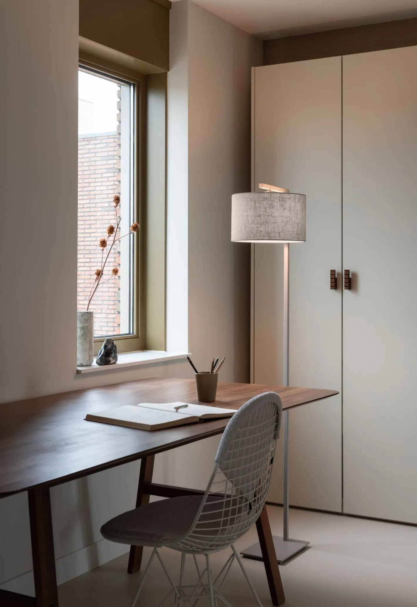 Discount It's about RoMi Boston M Vloerlamp Sand, Dark Linen