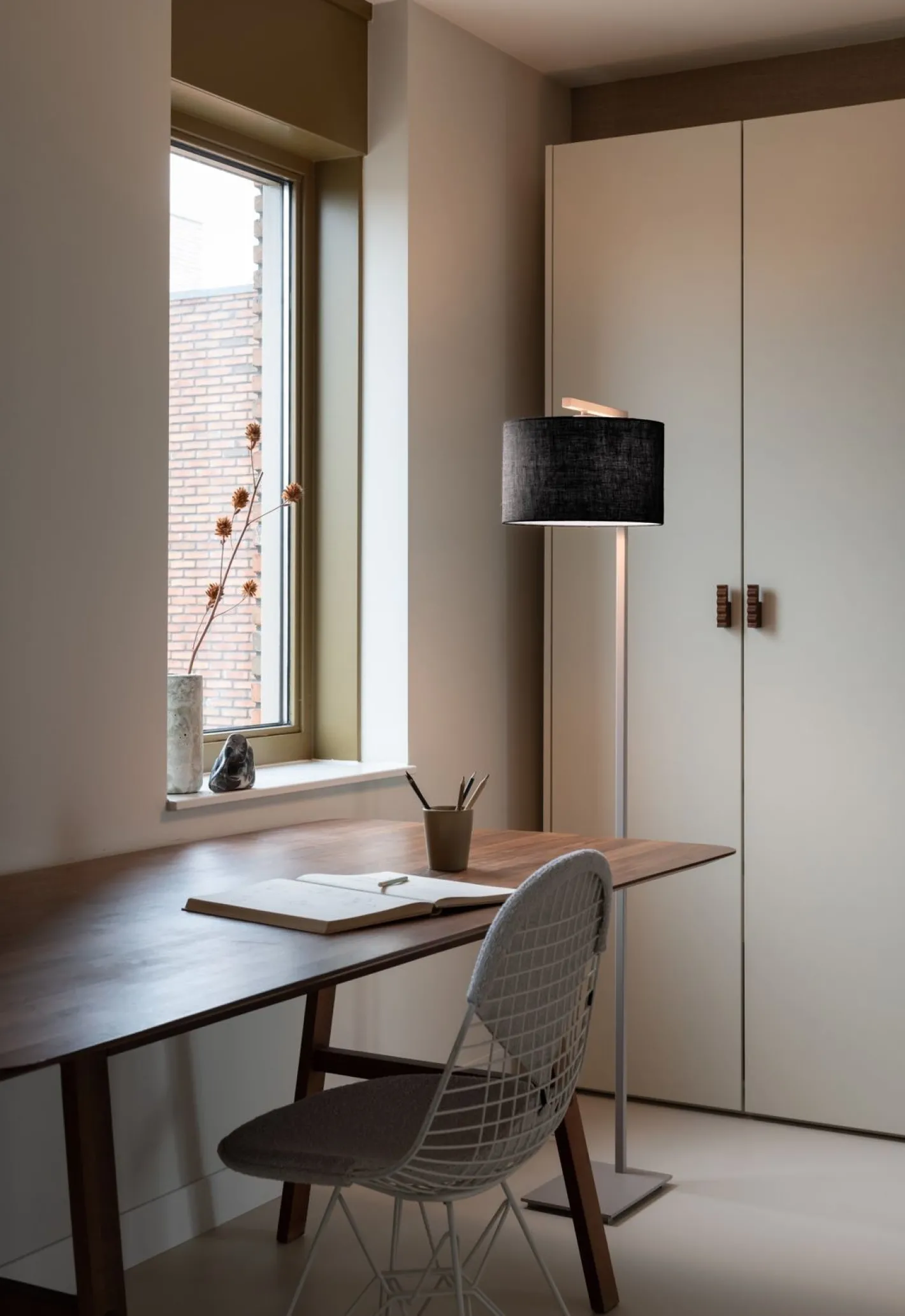 Best It's about RoMi Boston M Vloerlamp Sand, Black