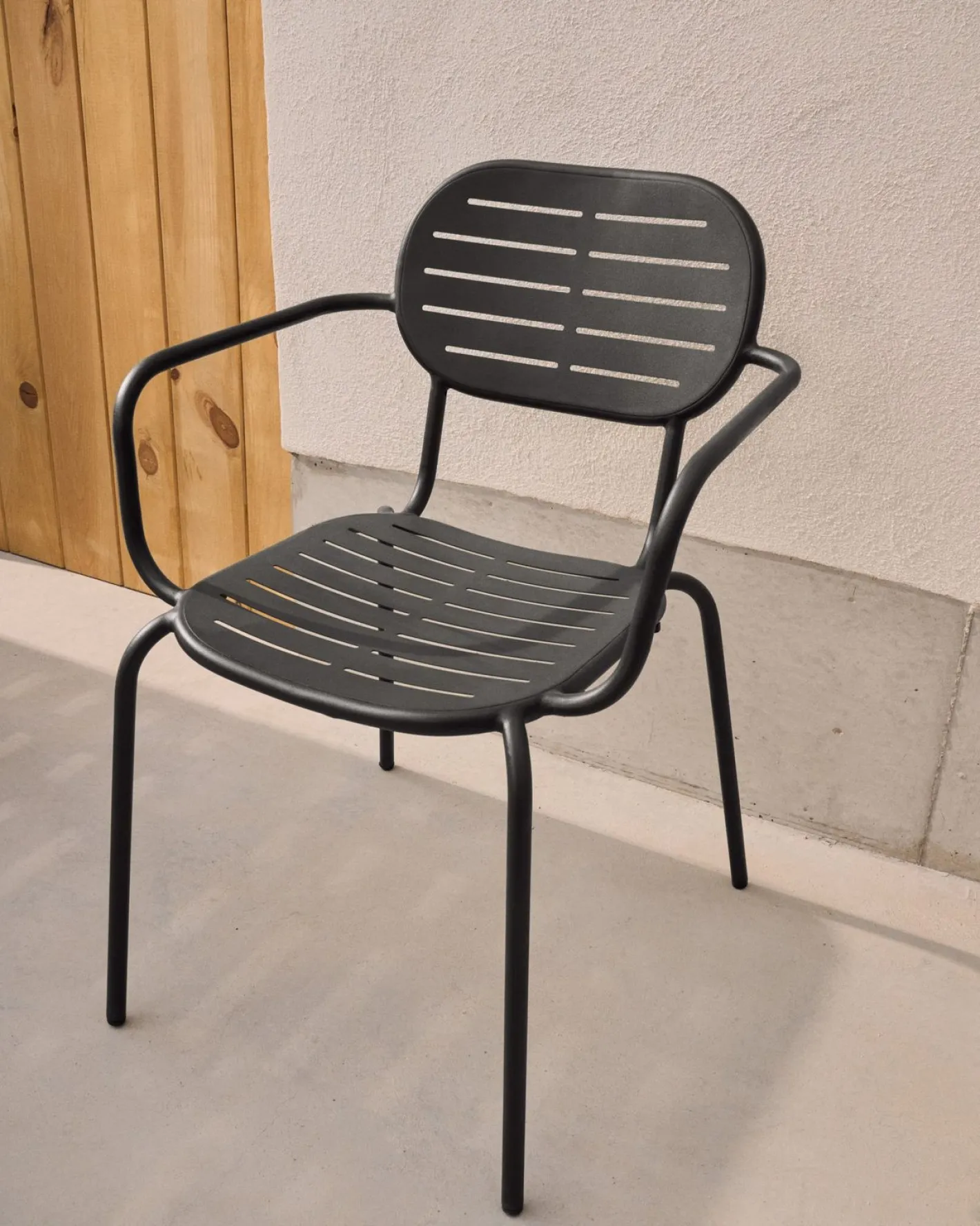 Kave Home Brai Tuin Armstoel Donkergrijs