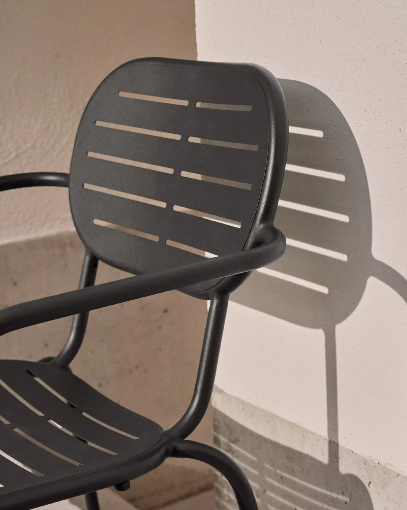 Kave Home Brai Tuin Armstoel Donkergrijs