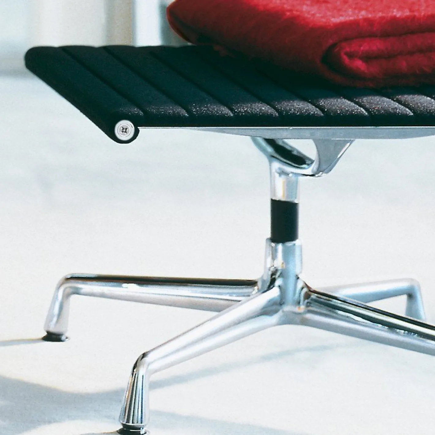 Discount Vitra EA 125 Hocker Nero