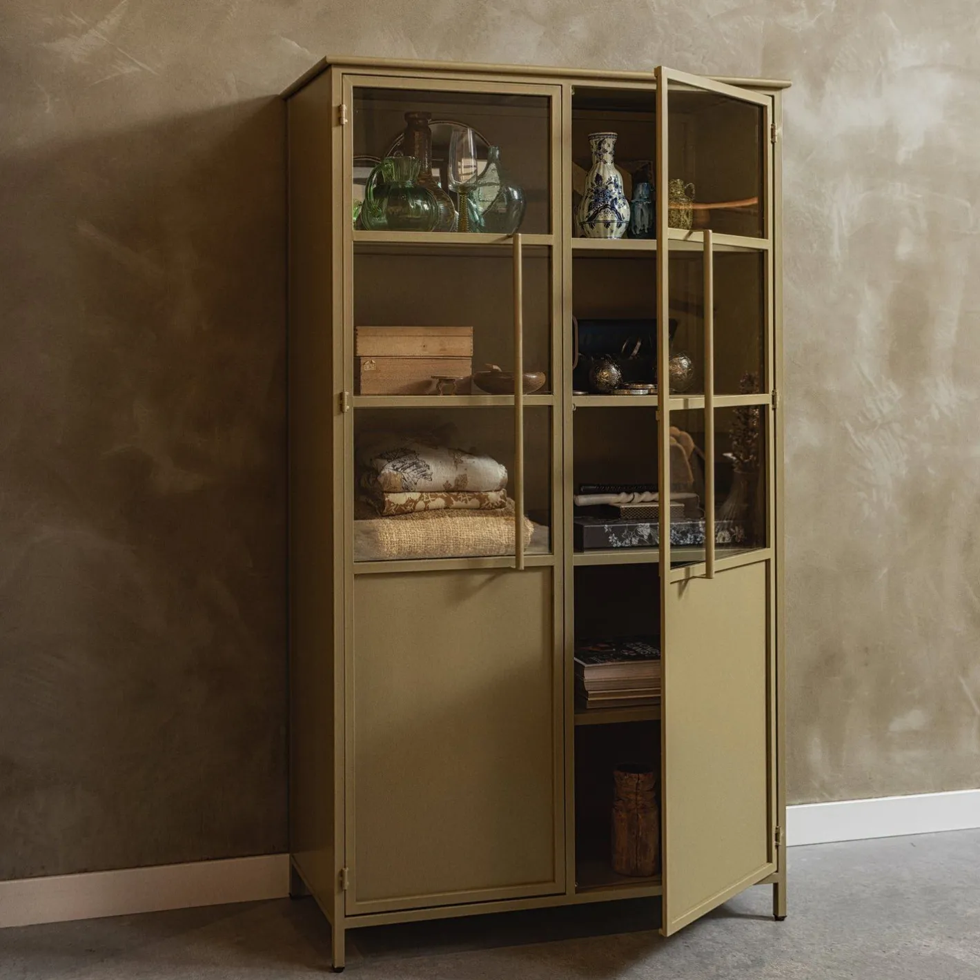 Sale WOOOD Exhibit 2-deurs Vitrinekast Khaki