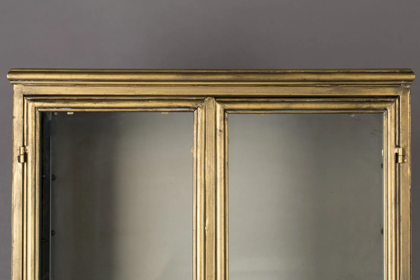 Best Dutchbone Gertlush Vitrinekast Antique Brass