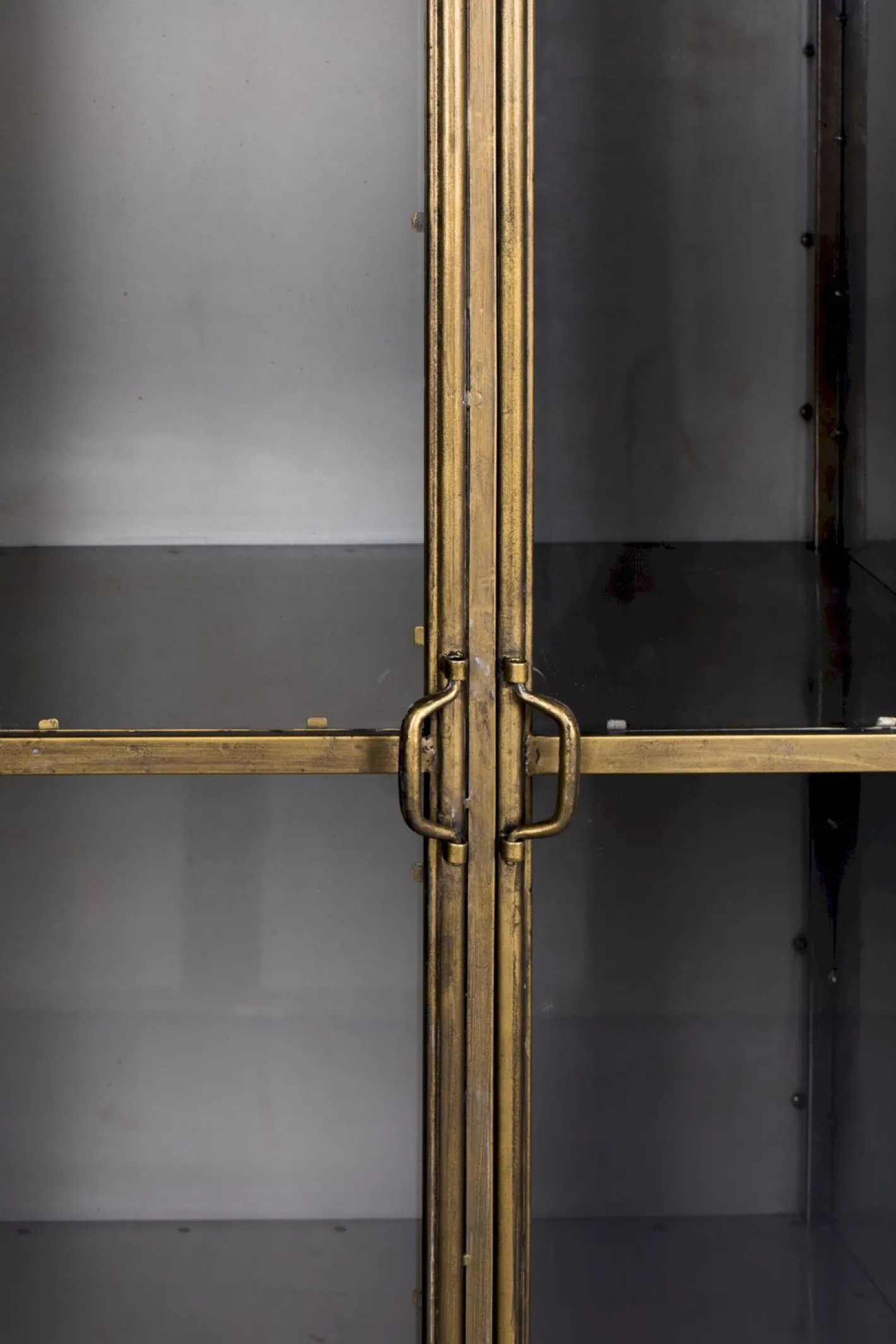 Best Dutchbone Gertlush Vitrinekast Antique Brass
