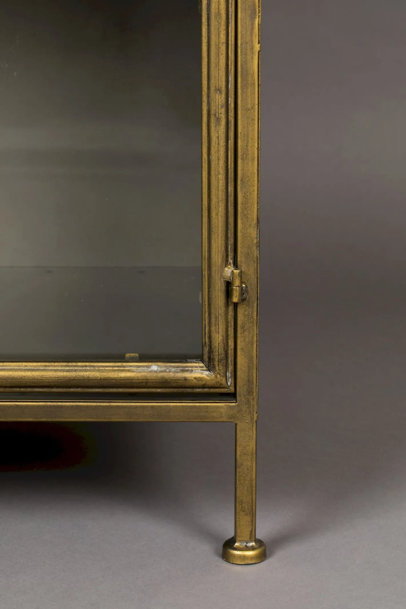 Best Dutchbone Gertlush Vitrinekast Antique Brass