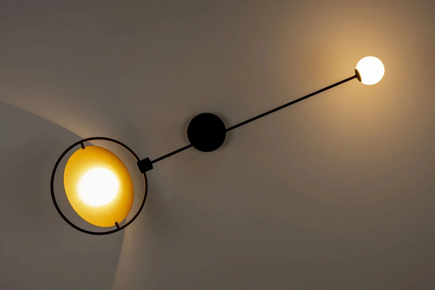 New Zuiver Sirius Wandlamp Zwart, Goud