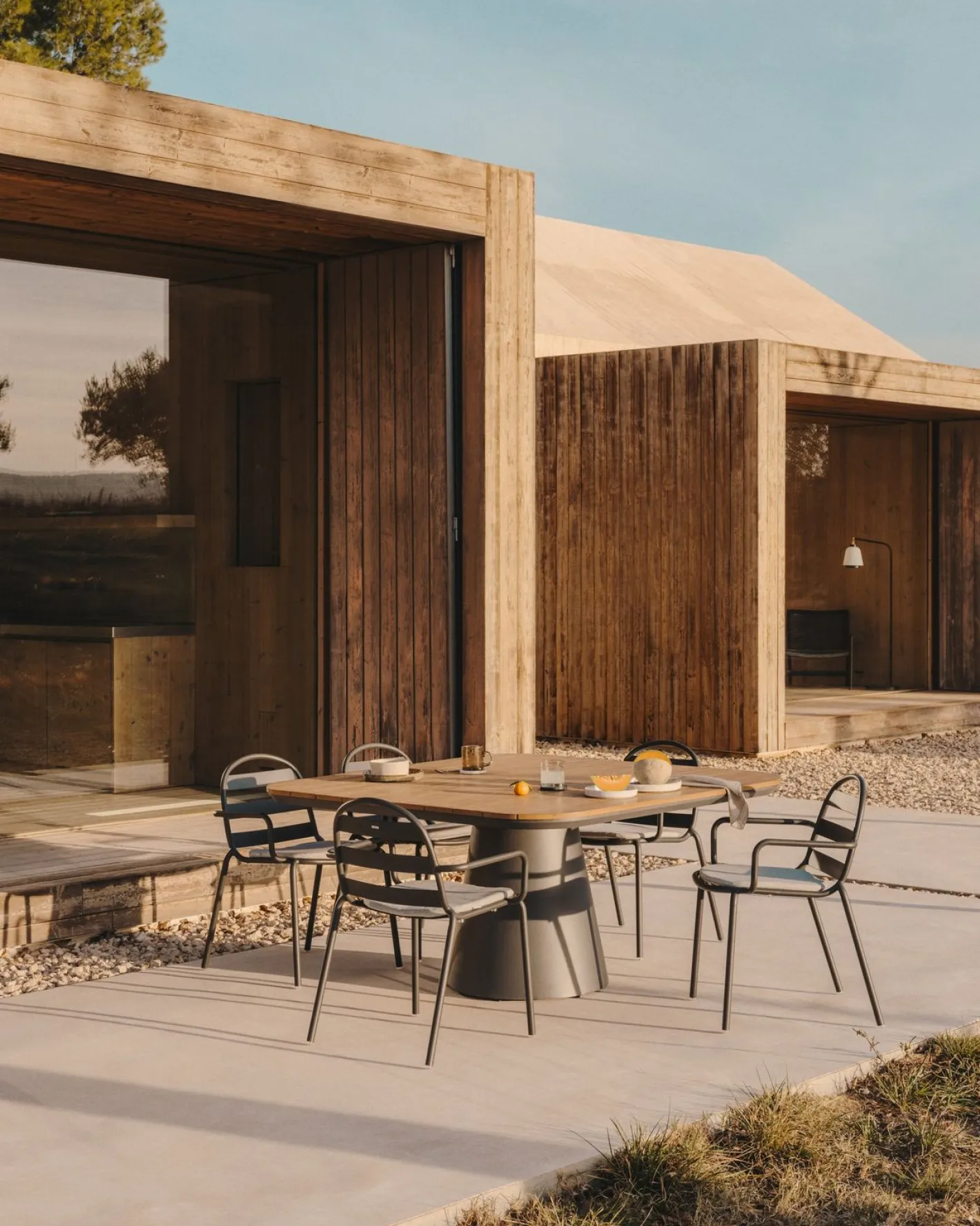 New Kave Home Tudons Tuintafel Grijs