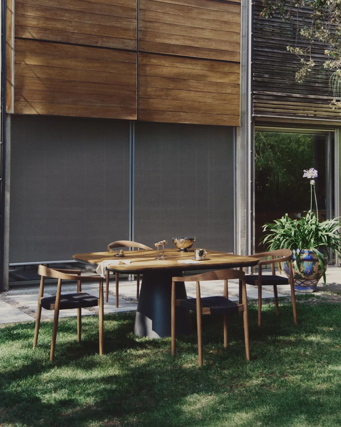 New Kave Home Tudons Tuintafel Grijs