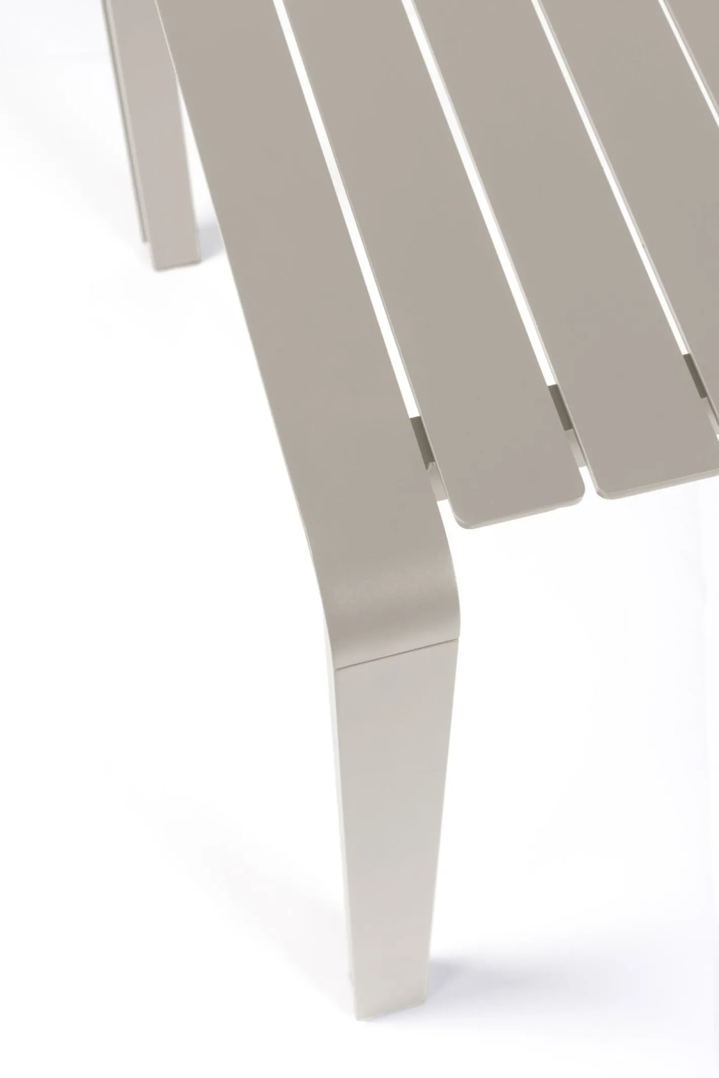 Best Zuiver Vondel Tuintafel White